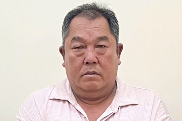 Giam doc cong ty bi bat vi chon lap trai phep hon 1.100 tan chat thai hinh anh