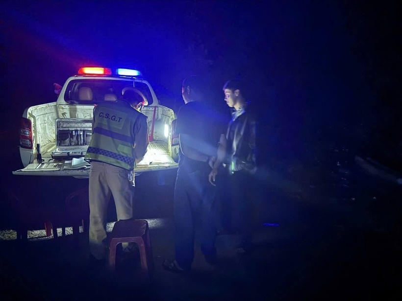 Xe khach 43 cho cho 60 nguoi, bi xu phat 127,5 trieu dong hinh anh