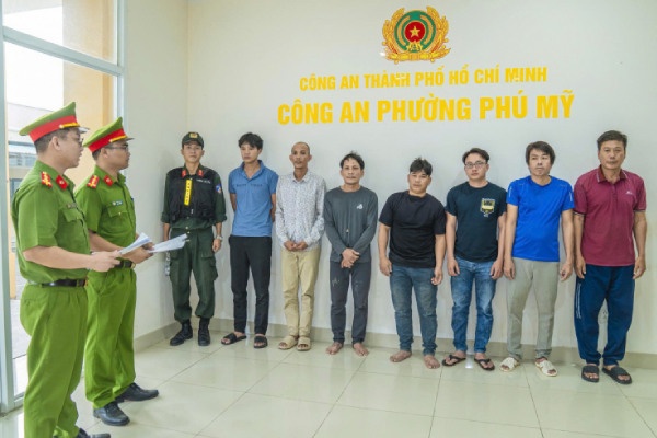 Bat tam giam nhom doi tuong gay nao loan tu viec mau thuan hat karaoke hinh anh