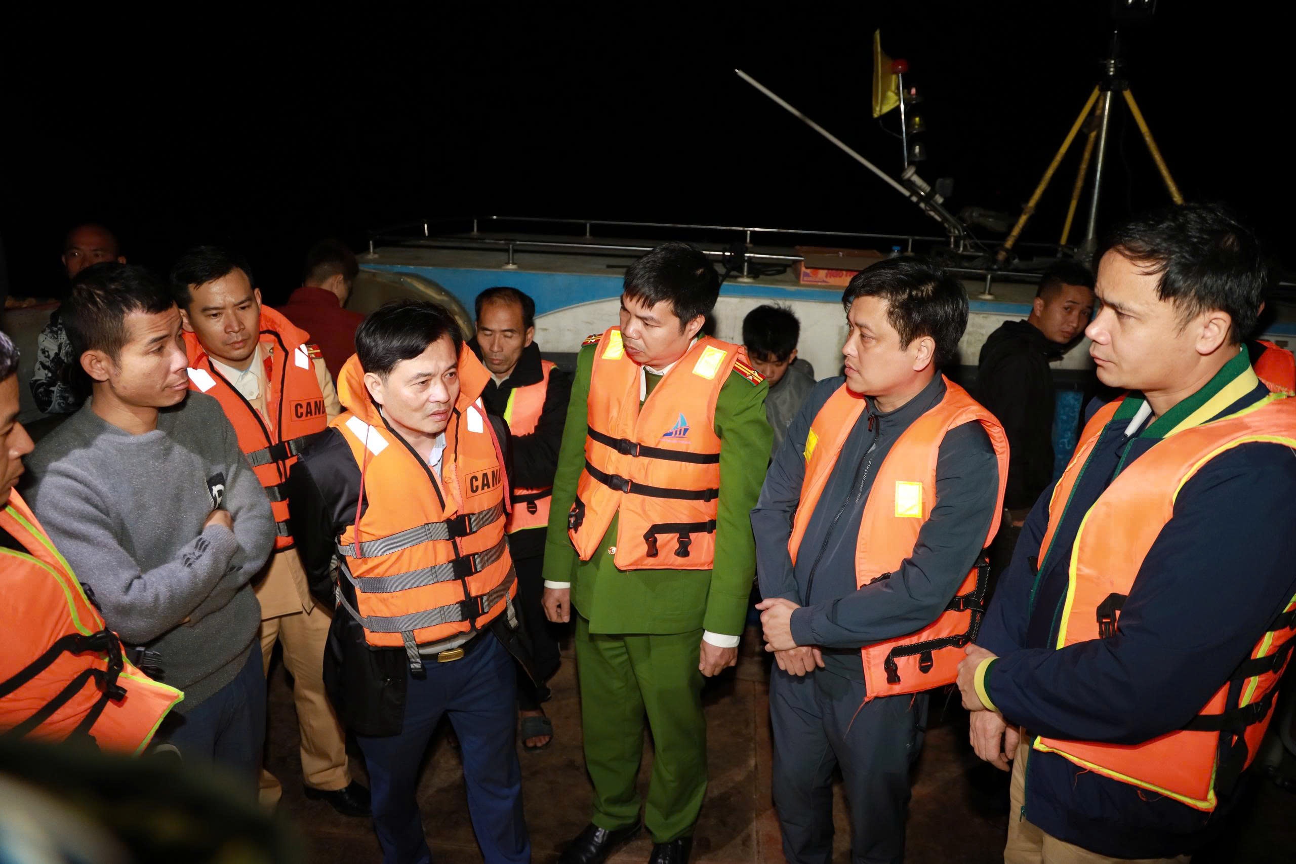 No luc xuyen dem tim kiem cac nan nhan trong vu TNGT tai ho Thac Ba hinh anh