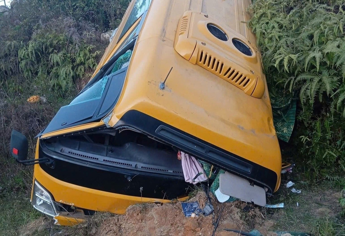 Xe 29 cho mat phanh lao xuong suon doi o Sa Pa hinh anh