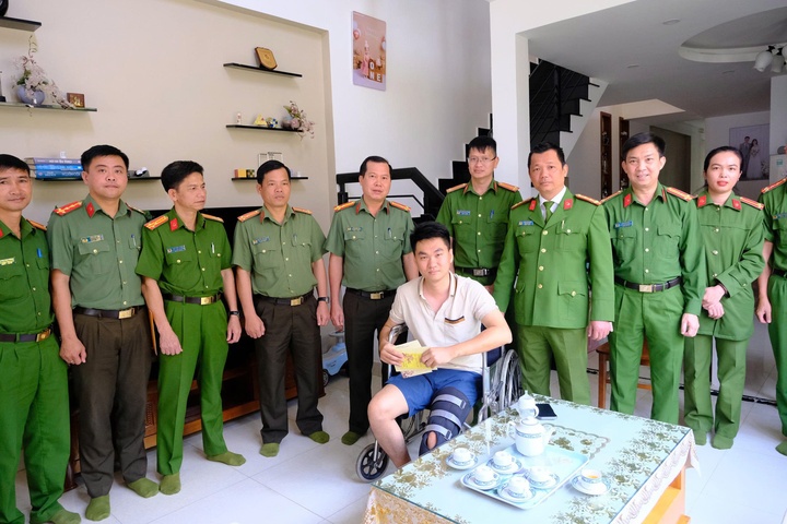 Bat giu doi tuong,  dung xa beng,  danh gay chan,  Dai uy cong an anh 2