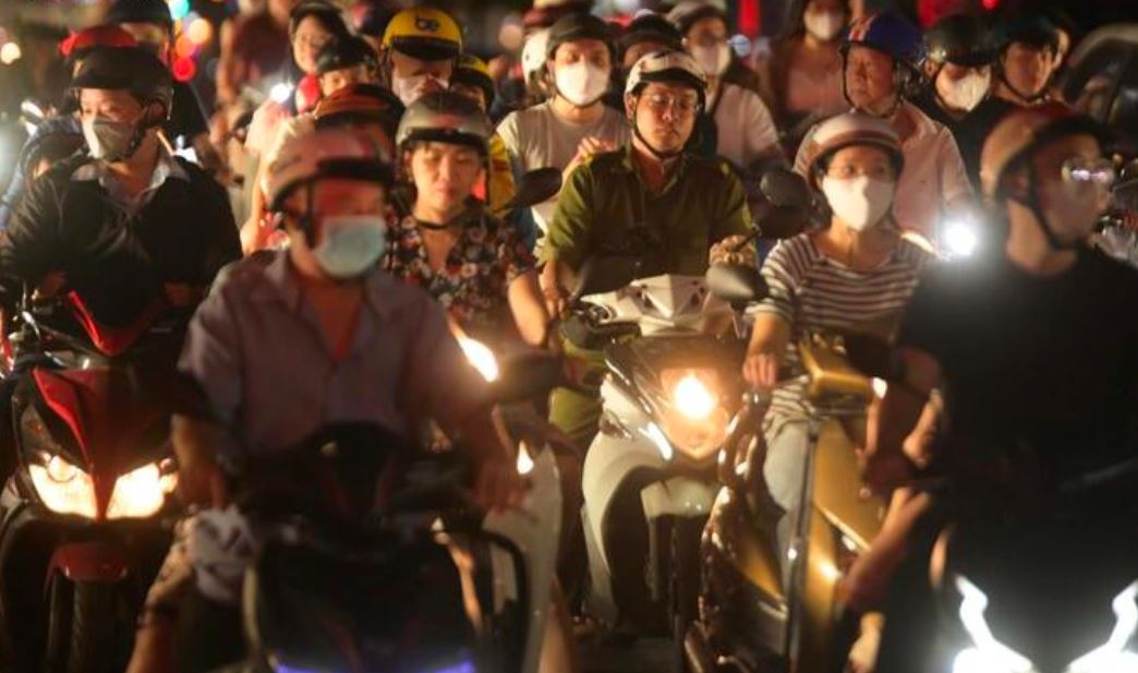 Dong xe dong nghit do ve cua ngo TP.HCM trong dem hinh anh