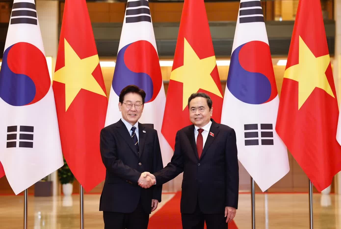 Han Quoc xem xet don gian hoa cap thi thuc cho cong dan Viet Nam hinh anh