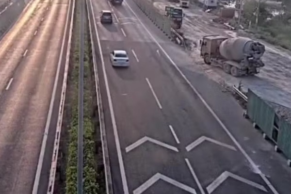 CSGT xu phat mot don vi thi cong tren cao toc TP.HCM - Long Thanh hinh anh