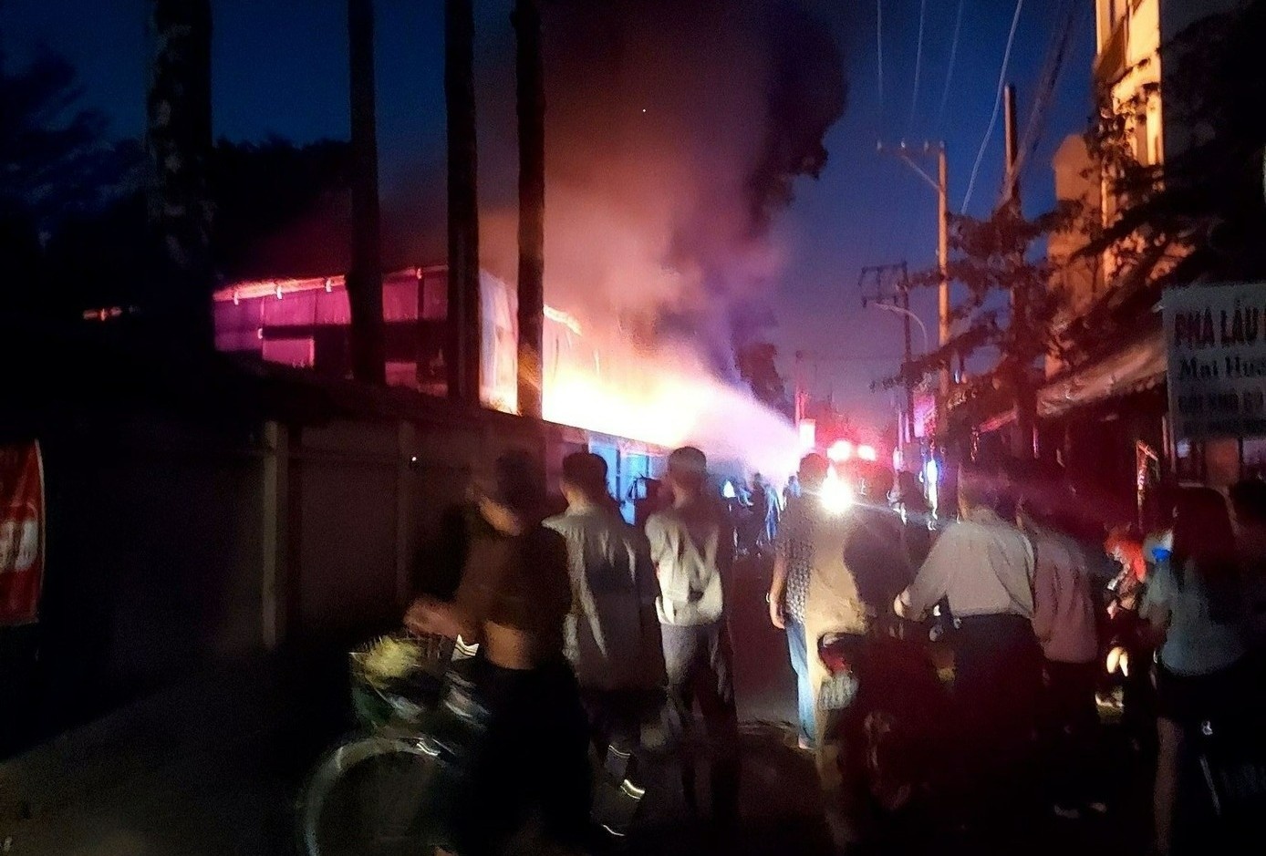 Nha kho nha tho o TP.HCM chay do ruc hinh anh