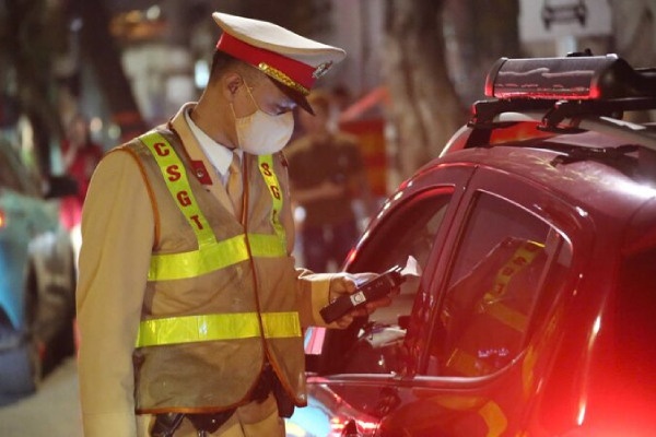 Hon 1.600 tai xe vi pham nong do con bi xu phat trong toi mung 1 Tet hinh anh