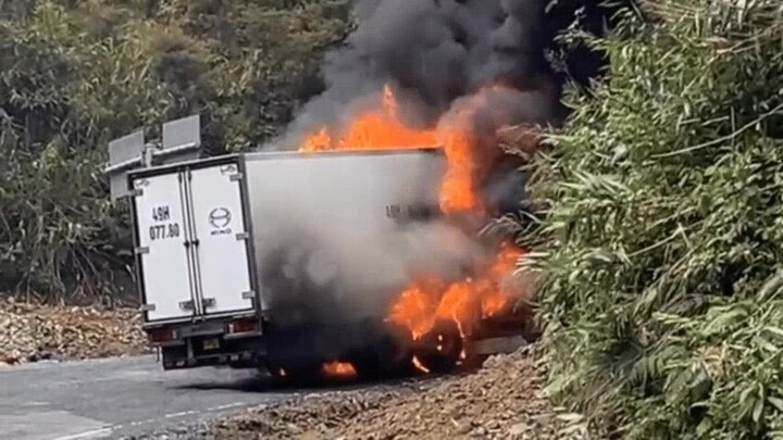 Xe tai boc chay du doi tren deo Khanh Le noi Da Lat va Nha Trang hinh anh