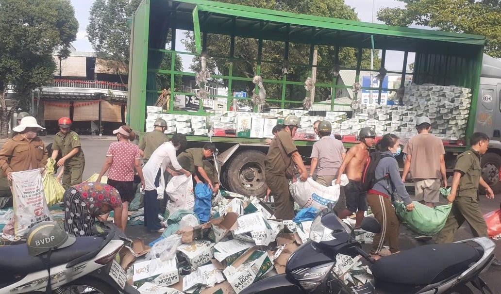 Hang nghin lon bia roi xuong duong o TP.HCM hinh anh