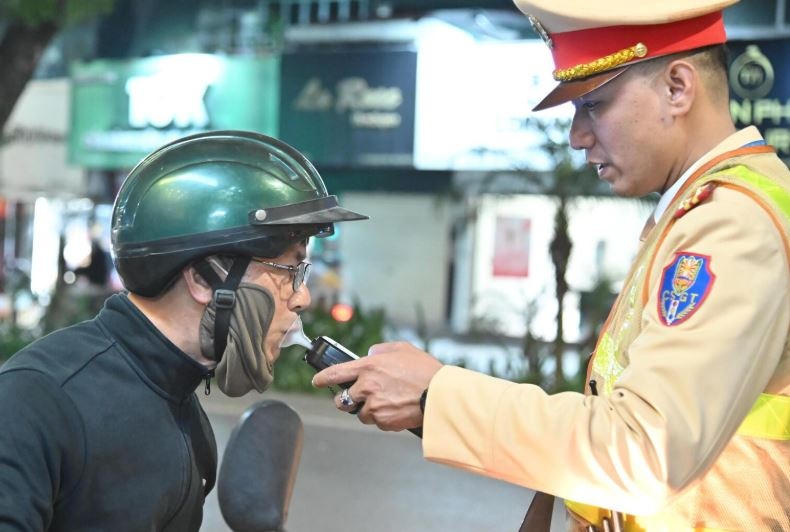 Kiem tra hon 300 xe ngay can Tet, chi phat hien hai tai xe 'ma men' hinh anh