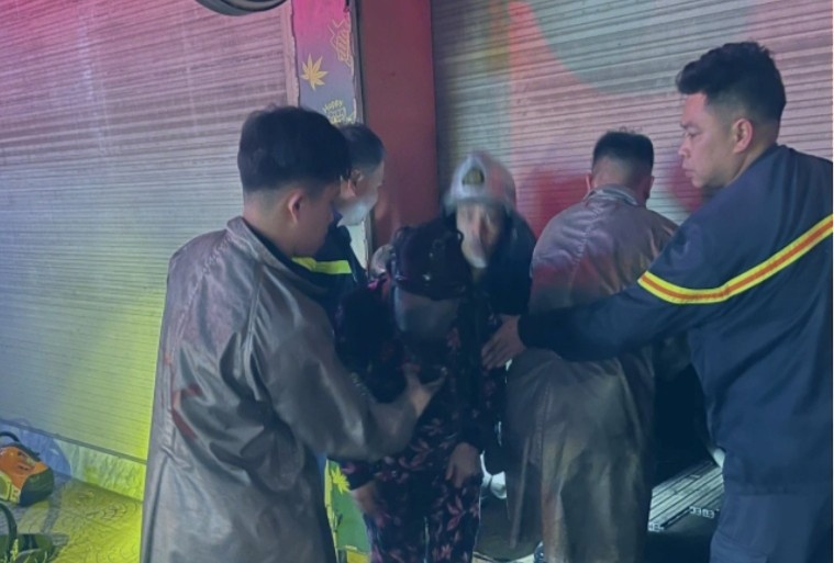 Cuu 3 nguoi ket trong vu chay luc rang sang hinh anh