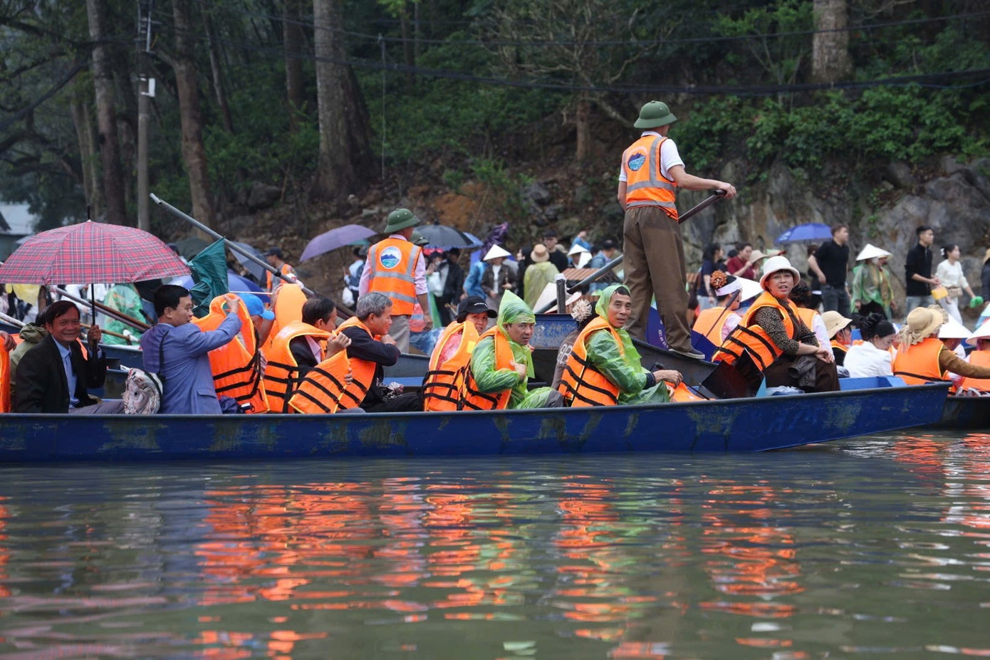 Lai do voi tien, noi loi tho tuc voi du khach chua Huong hinh anh