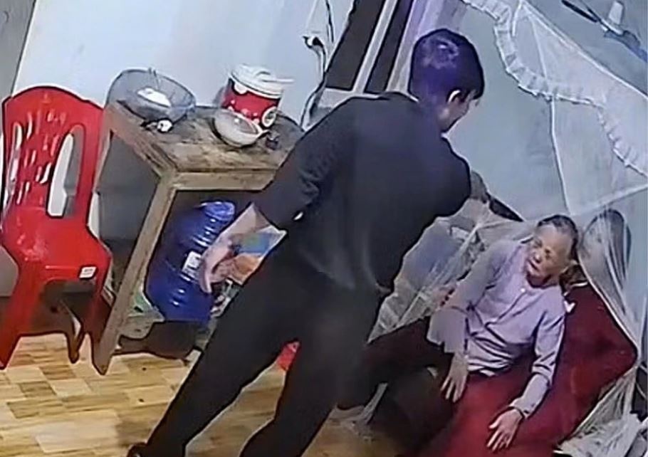 Xac minh vu nguoi dan ong tan cong me ruot va chi gai hinh anh