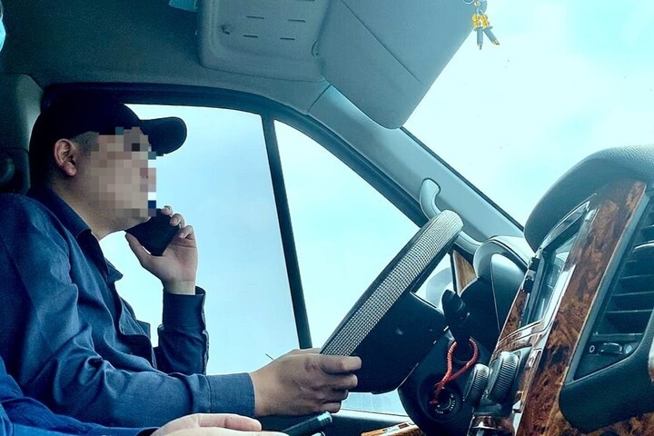 Nghe dien thoai khi oto dang cho den do co bi phat? hinh anh