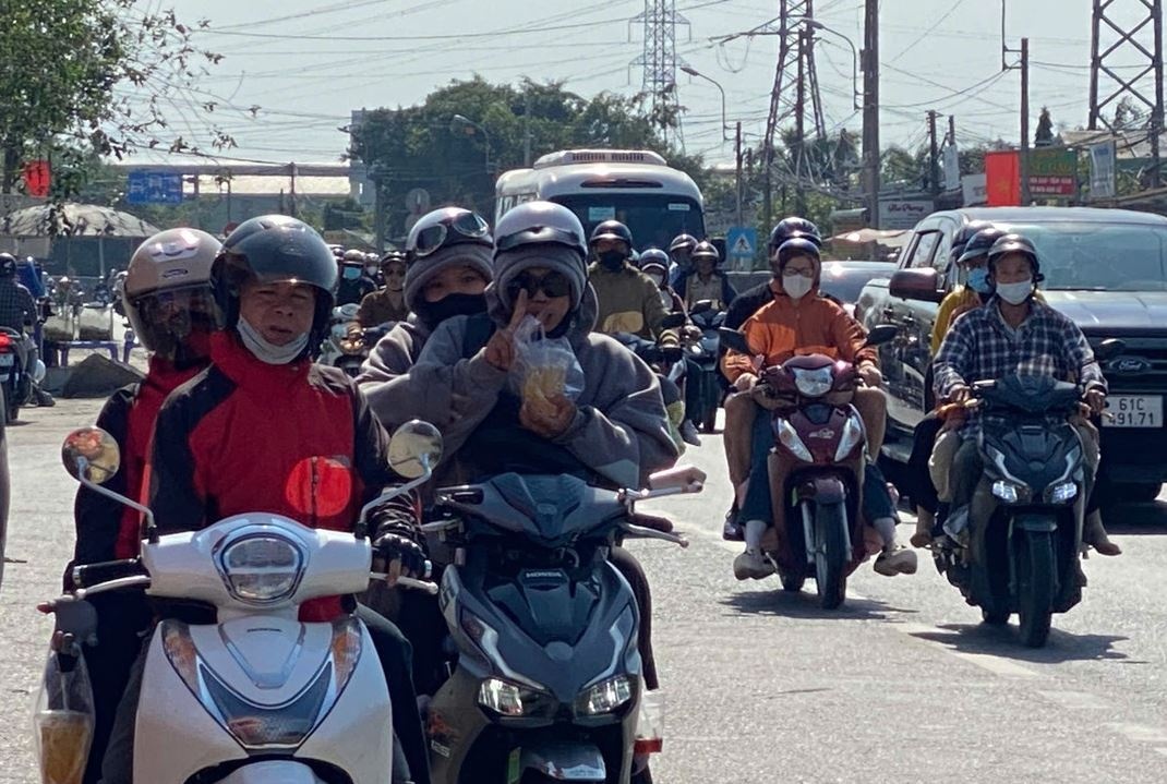 Nguoi dan un un quay lai TP.HCM hinh anh