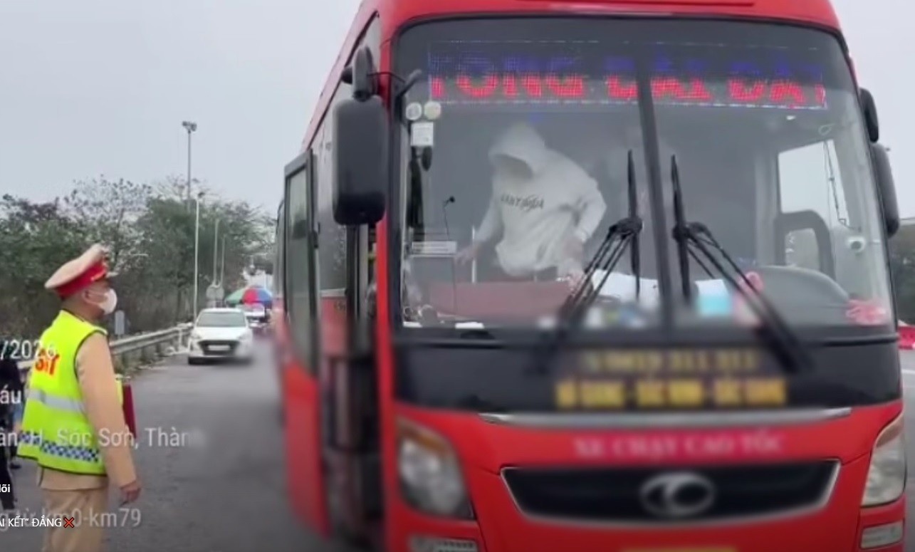 Nhoi 83 nguoi tren xe 45 cho, lanh phat hon 200 trieu hinh anh