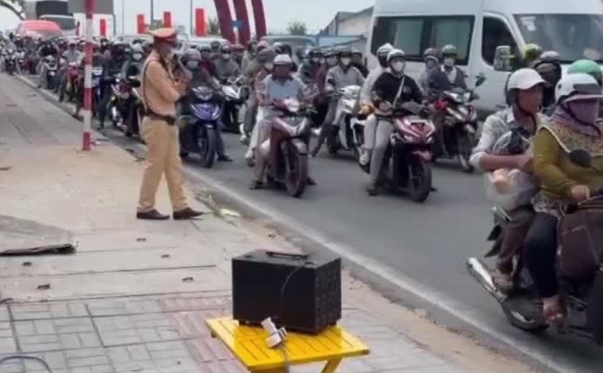 CSGT Dong Thap dung loa keo keo phan luong giao thong hinh anh