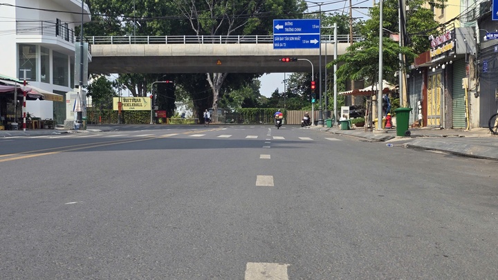 Cua ngo san bay, ben xe Mien Dong khac la chieu 26 Tet hinh anh