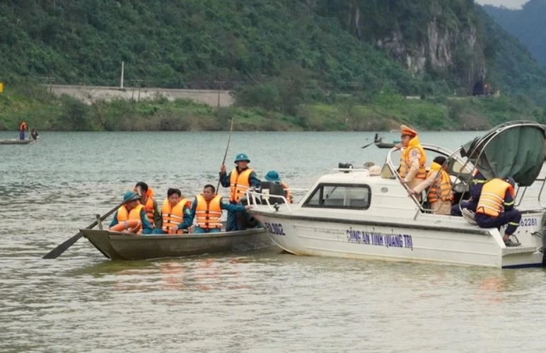 Tim thay thi the nan nhan cuoi cung vu lat thuyen song Gianh hinh anh