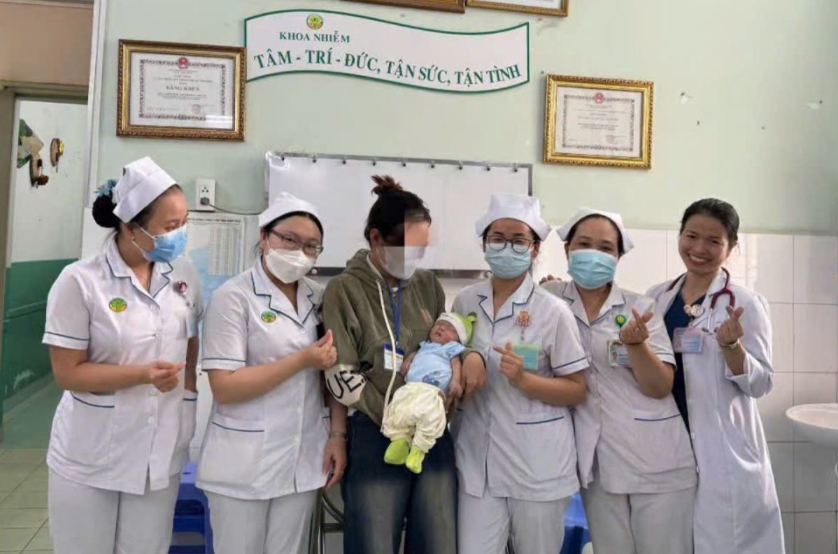 Be so sinh tuong bi bo roi bat ngo duoc bo me den don ve o TP.HCM hinh anh