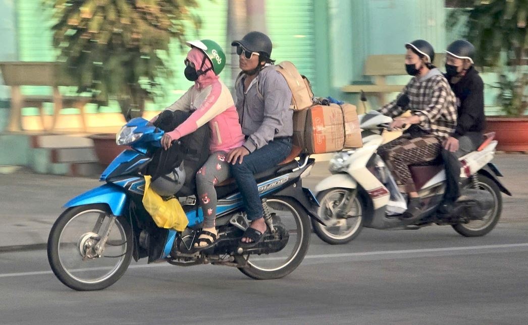 Dong phuong tien un un tu TP.HCM ve mien Tay hinh anh