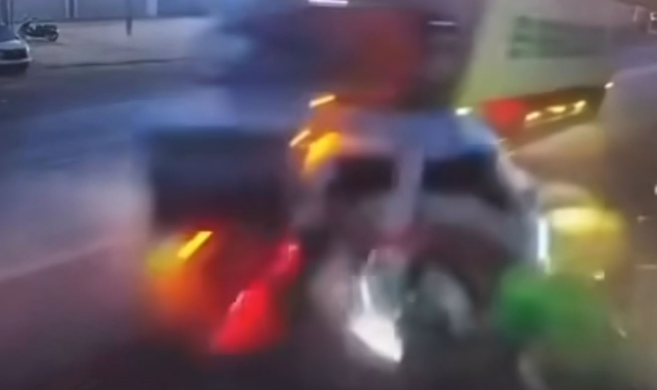 Hai hung canh xe container tong lien hoan lam 3 nguoi chet hinh anh