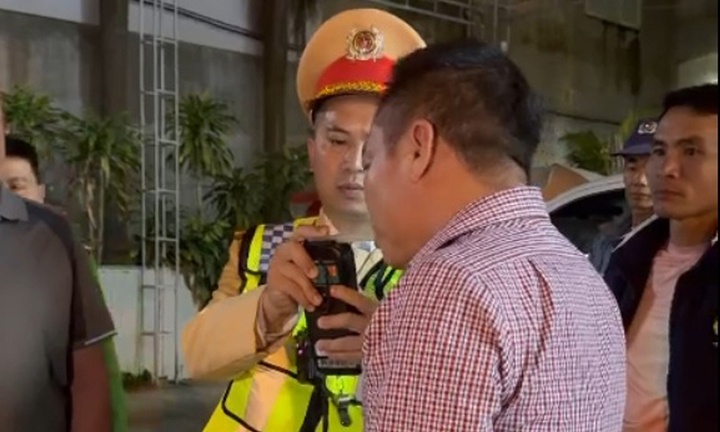Thach thuc CSGT khi bi kiem tra nong do con, tai xe bi phat 35 trieu hinh anh