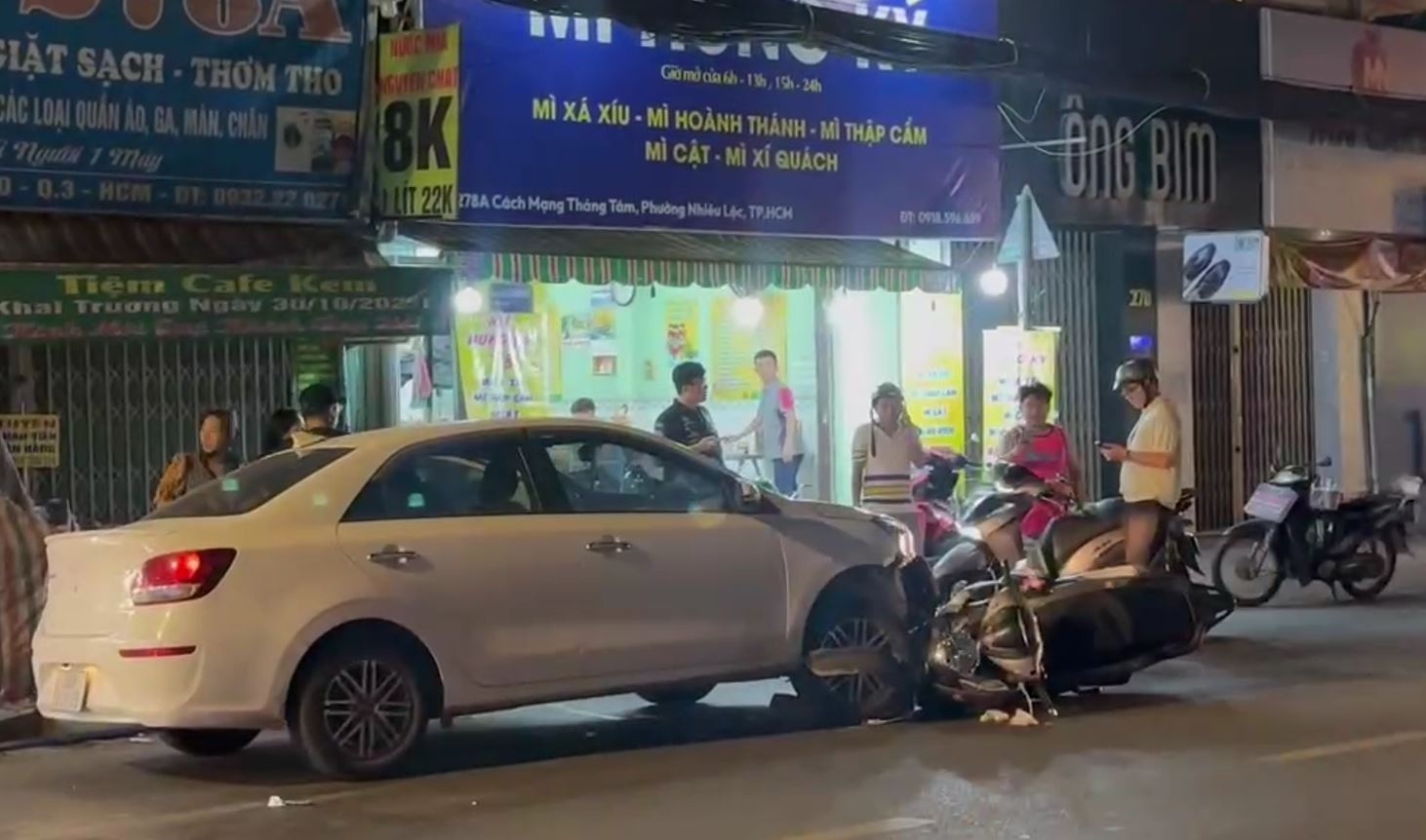 Oto mat lai tong xe may trong dem o TP.HCM, be trai nguy kich hinh anh