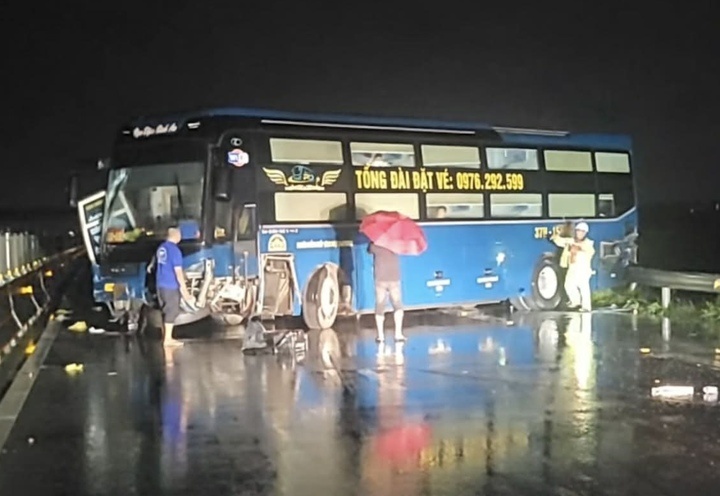 Xe khach nam vat ngang cao toc sau cu va cham voi oto con hinh anh