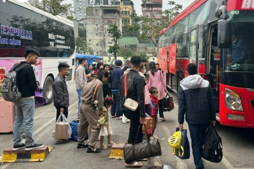 Ben xe tap nap nguoi ve que an Tet muon, nguoi tu que ra som hinh anh