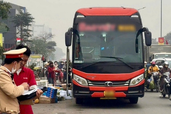 Nhoi nhet 50 nguoi tren oto 21 cho, chu xe va tai xe bi phat 217 trieu hinh anh