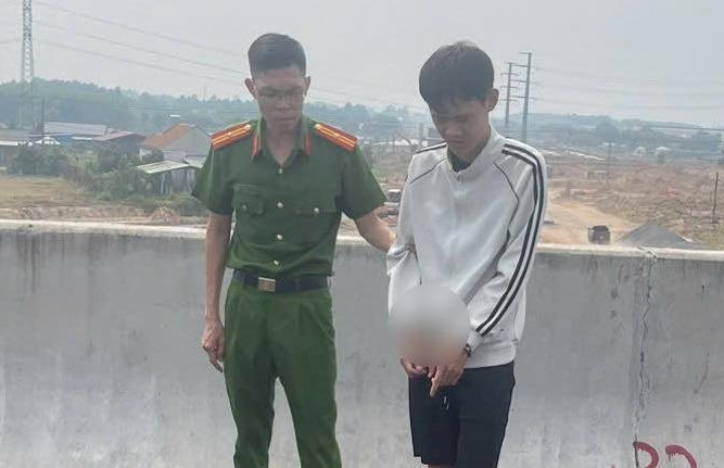 Nu sinh bi hiep dam hai lan lien tiep tren duong di hoc ve hinh anh