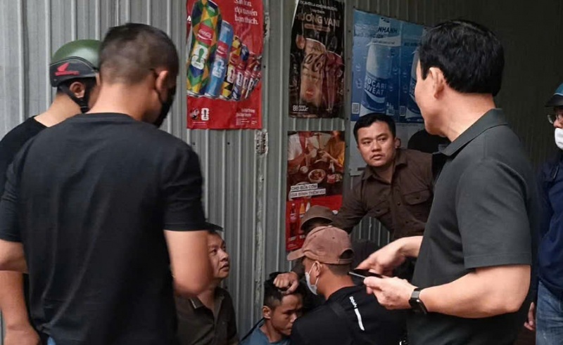 Bat doi tuong dam tu vong nguoi o tiem cam do sau 2 gio gay an hinh anh