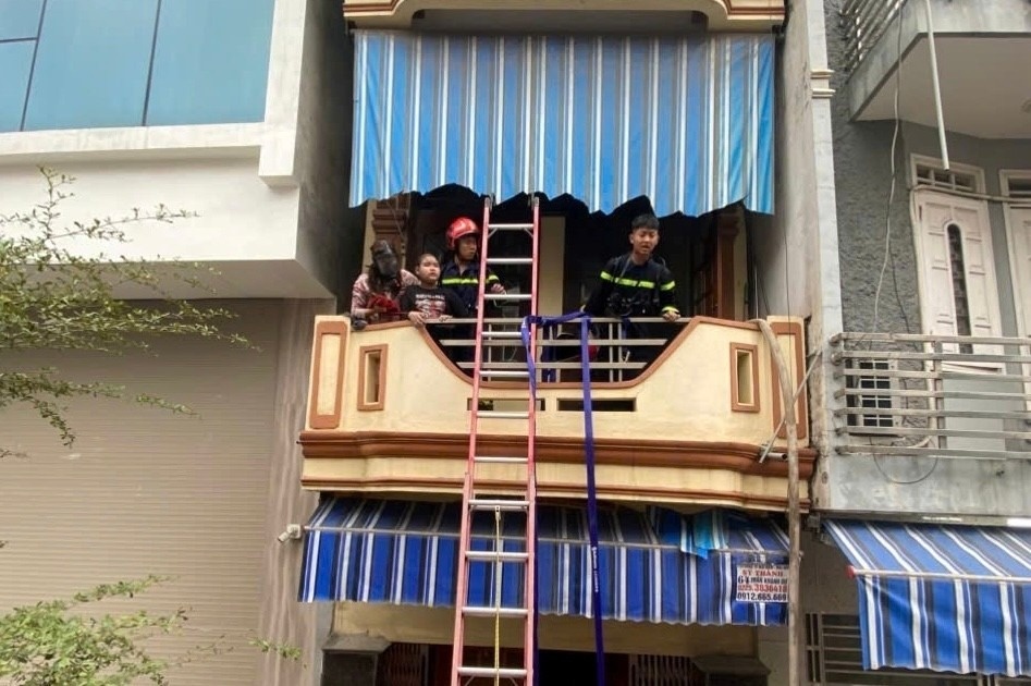 Canh sat Hai Phong giai cuu hai nguoi trong vu hoa hoan Mung 1 Tet hinh anh