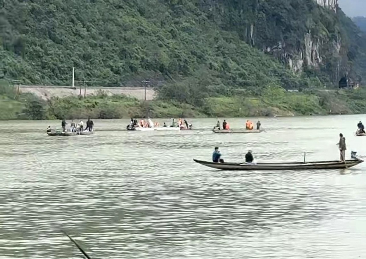 Vu lat thuyen tren song Gianh: 2 nguoi chet, 2 nguoi mat tich hinh anh