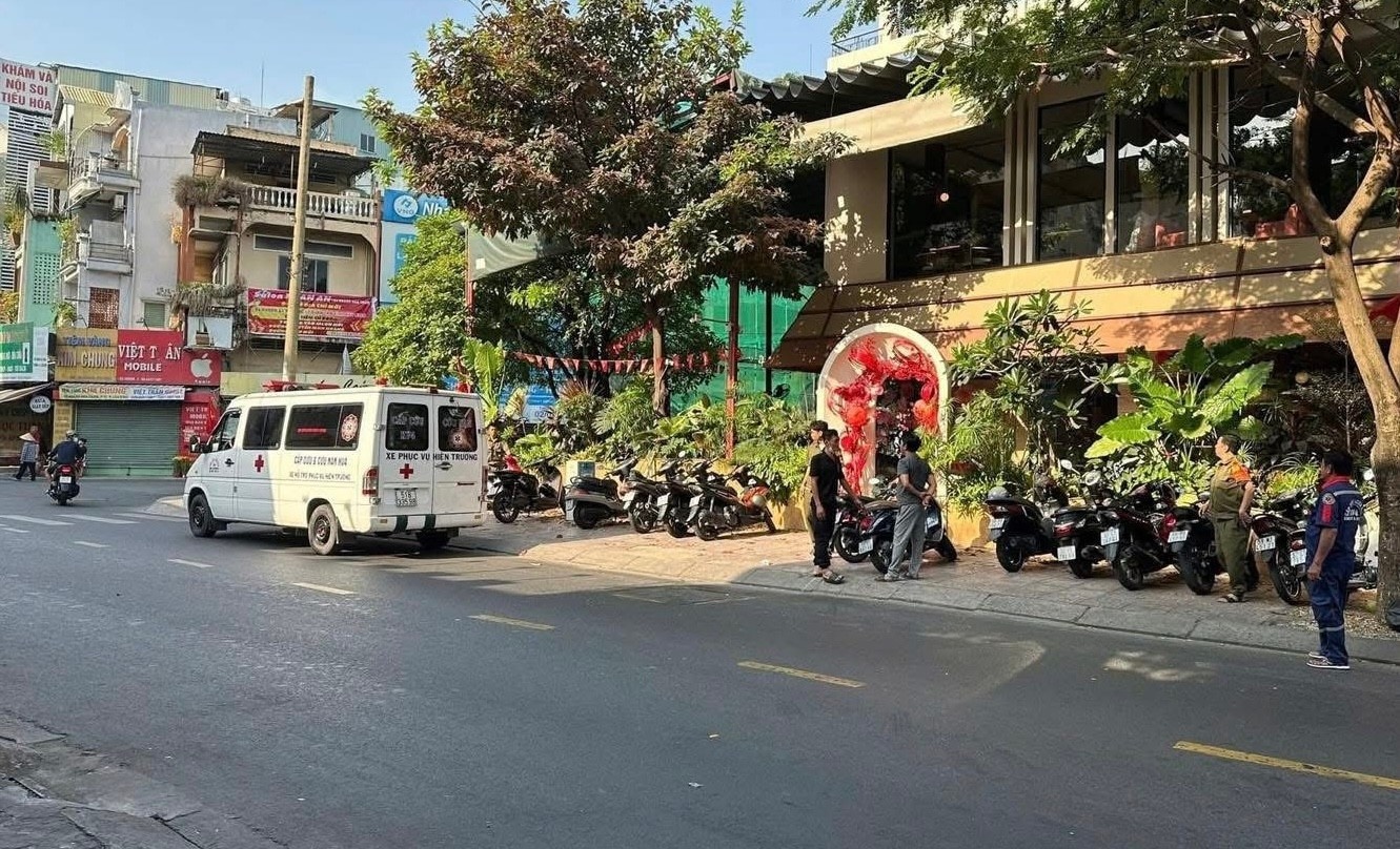 Phat hien nguoi dan ong tu vong trong quan ca phe o TP.HCM hinh anh