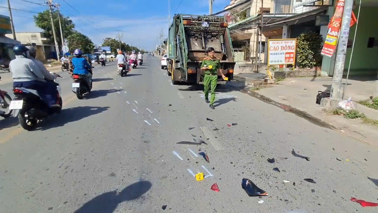 Tong vao duoi xe rac luc rang sang, nam thanh nien 22 tuoi tu vong hinh anh