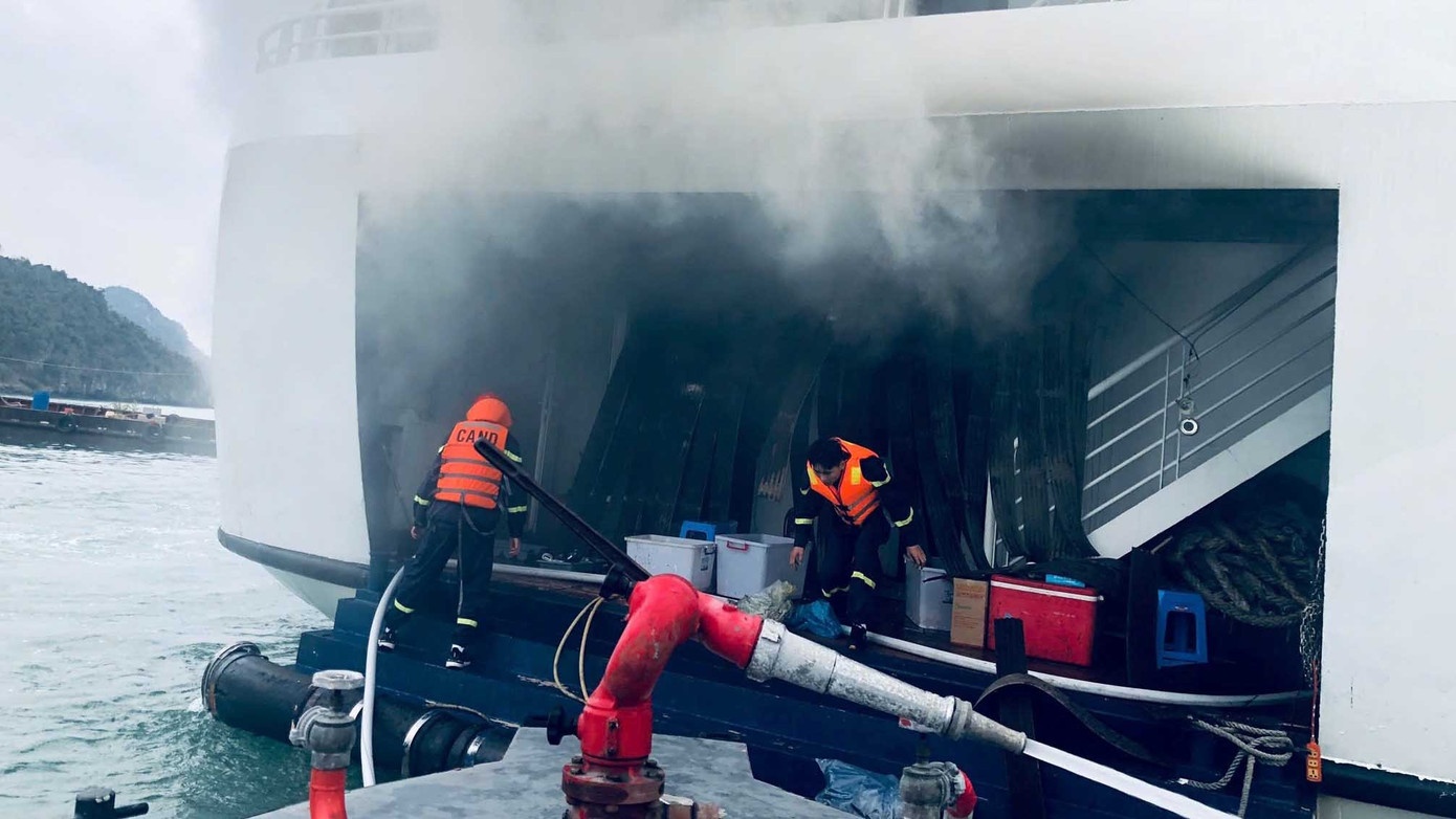 Tau du lich o Cat Ba boc chay, 32 nguoi duoc giai cuu kip thoi hinh anh