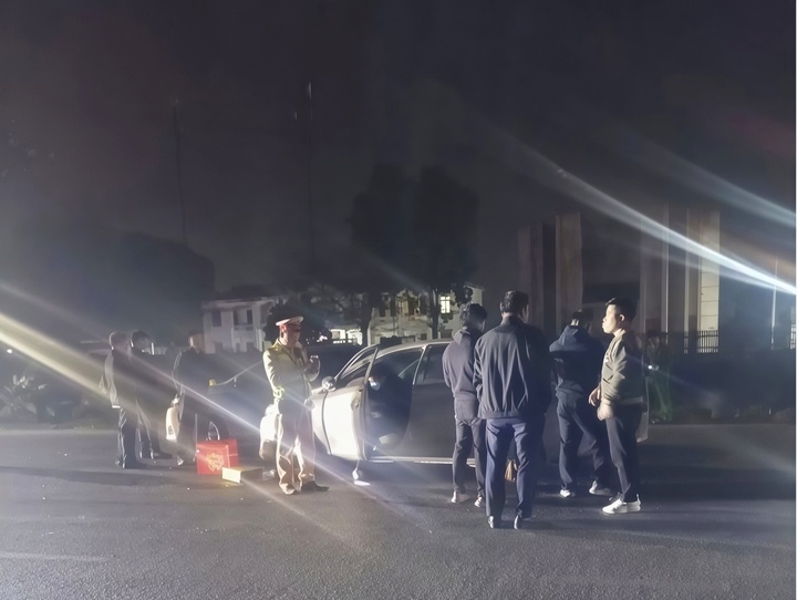 Bat giu nghi pham,  Dung sung cuop oto anh 2