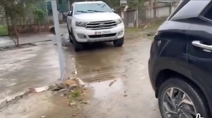 Tai xe do xe chan loi di con thach 'do den mai' nhan 'mua gach da' hinh anh