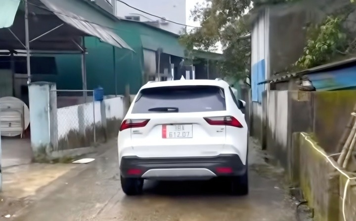 Tai xe do xe chan loi di con thach 'do den mai' nhan 'mua gach da' hinh anh