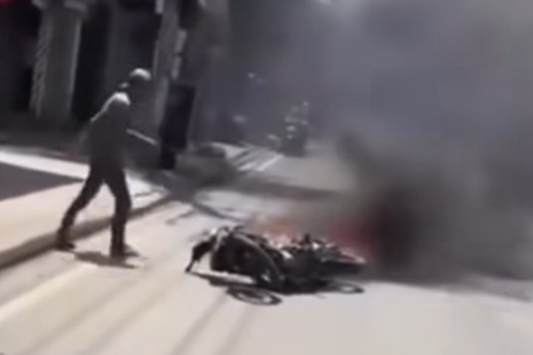 CSGT ra hieu dung xe kiem tra, thanh nien dot xe chay roi bo di hinh anh