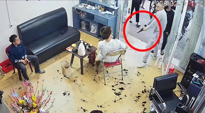 Cam vat giong sung xong vao tiem cat toc hanh hung, doi tien hinh anh