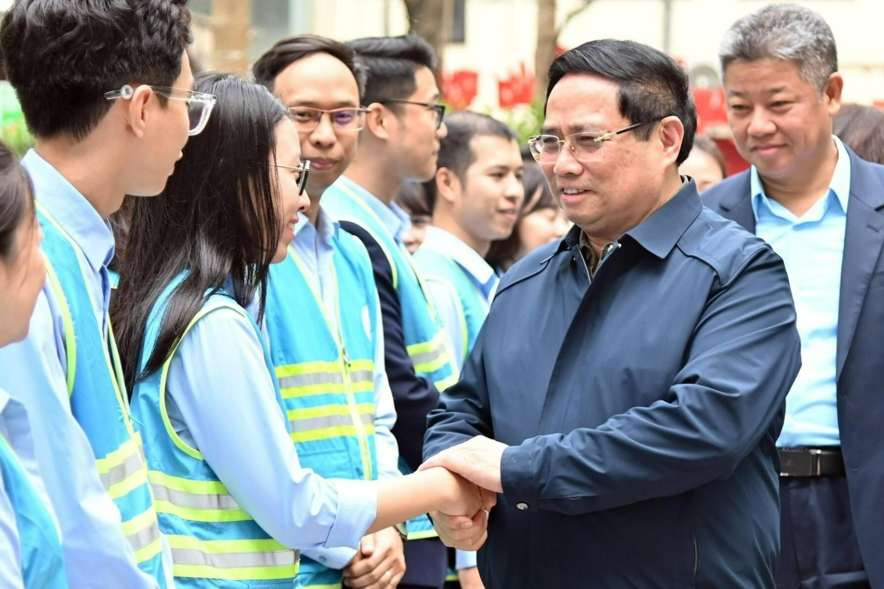 Thu tuong tang qua cong nhan moi truong dang truc Tet Nguyen dan 2026 hinh anh