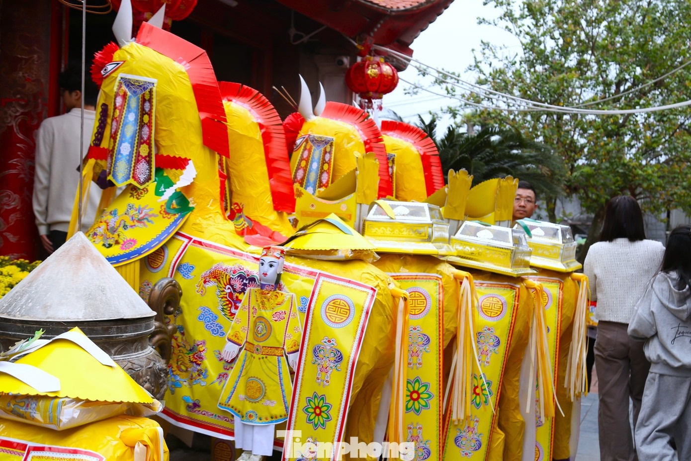 Dang ngua tien trieu o Den Ong Hoang Muoi hinh anh