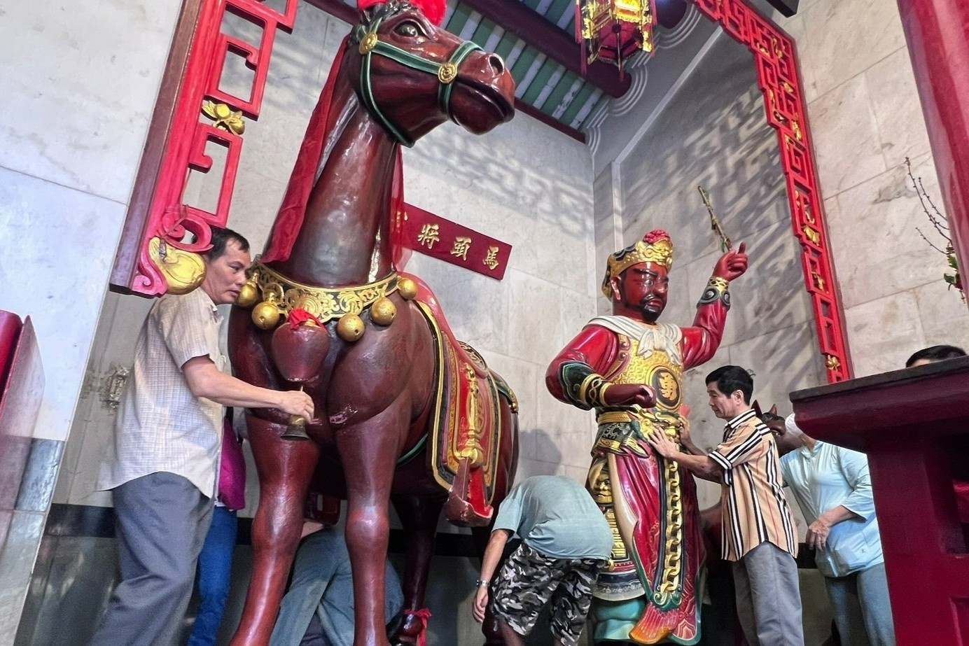 Xep hang chui qua bung ngua de 'xin loc' dau nam hinh anh