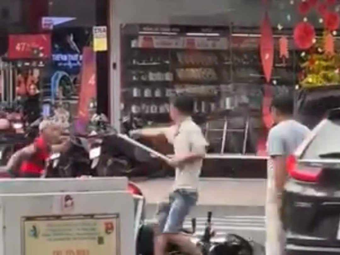 Va cham giao thong roi lao vao au da, 2 nguoi bi khoi to hinh anh