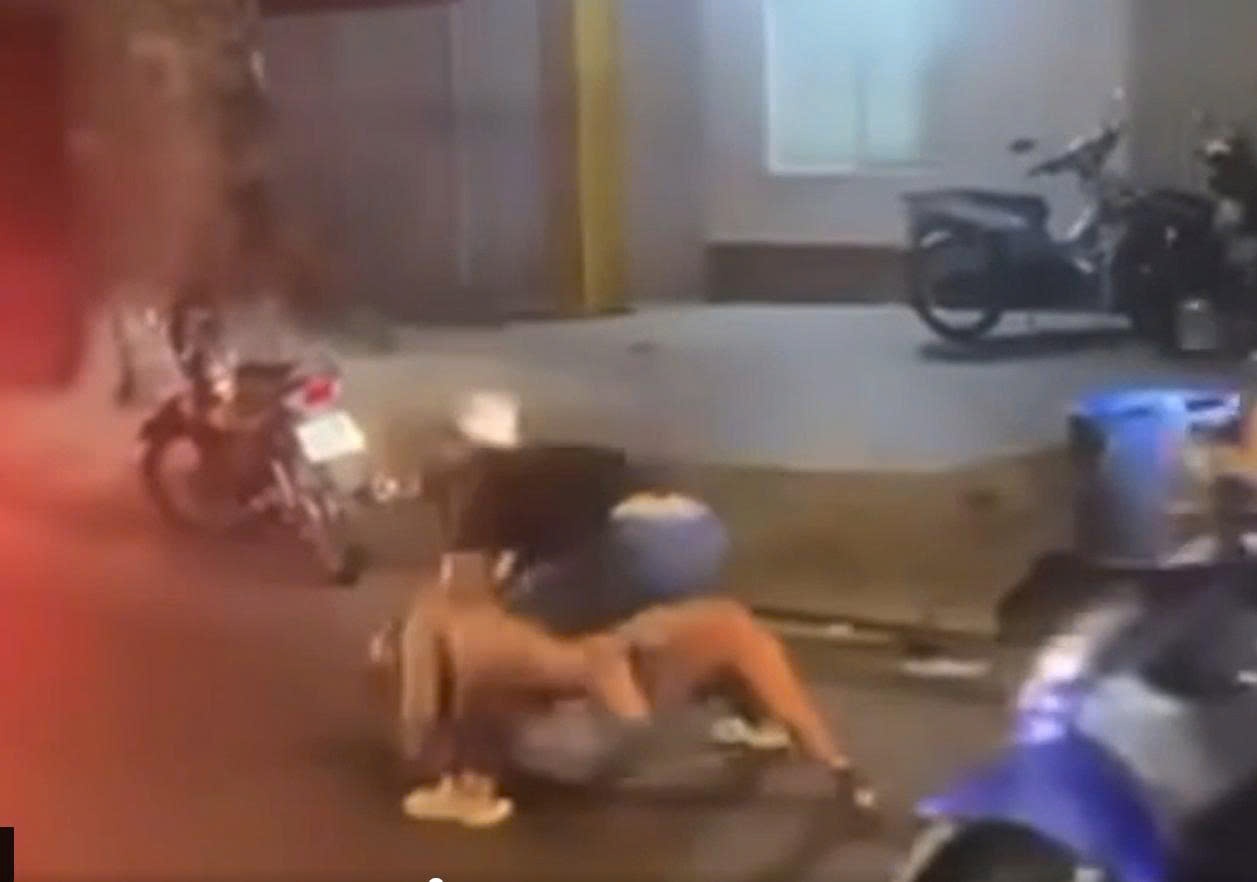 Clip Hai tai xe danh nhau giua duong hinh anh