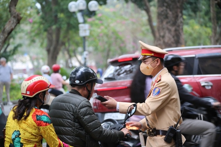 Hon 800 tai xe bi phat nong do con chi trong buoi trua ngay mung 1 Tet hinh anh