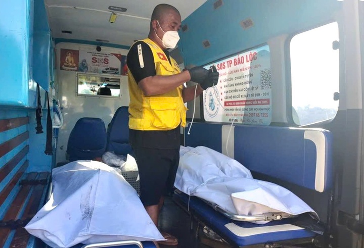 Di chuc Tet,  Roi gap nan anh 1